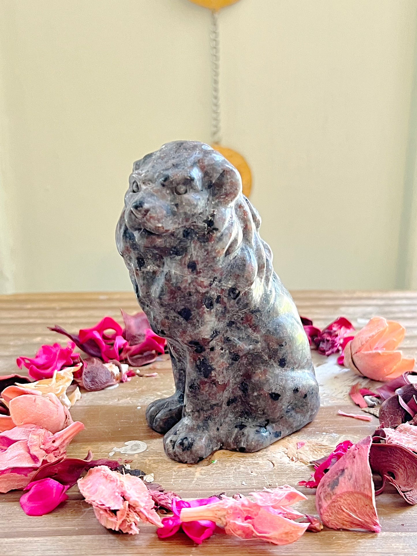 Yooperlite Lion Carving UV REACTIVE