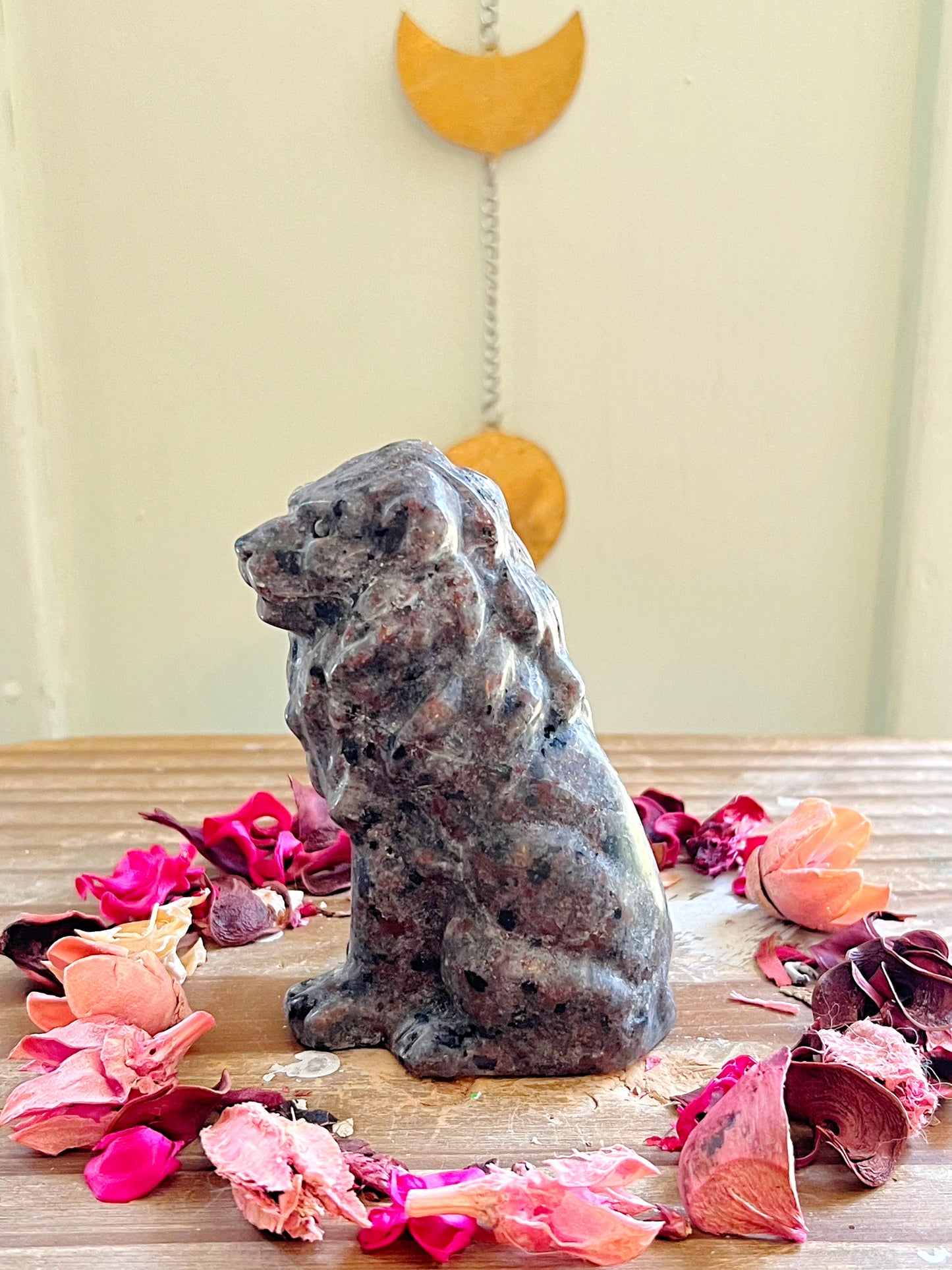 Yooperlite Lion Carving UV REACTIVE