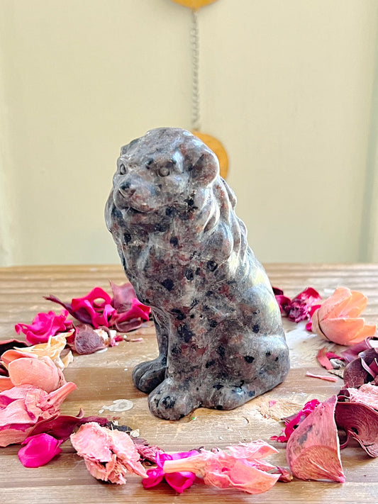 Yooperlite Lion Carving UV REACTIVE